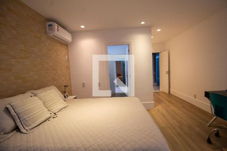 Casa à venda com 900m², 3 quartos e 4 vagas Casa à venda com 900m², 3 quartos e 4 vagasSuíte 3