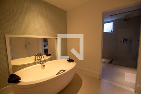 Casa à venda com 900m², 3 quartos e 4 vagas Casa à venda com 900m², 3 quartos e 4 vagasBanheiro da Suíte 1