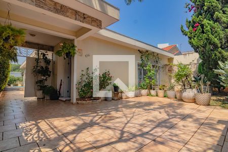 Casa à venda com 594m², 3 quartos e 8 vagas Casa à venda com 594m², 3 quartos e 8 vagasFachada