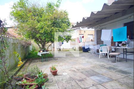 Casa à venda com 165m², 5 quartos e 4 vagasQuintal - Fundos