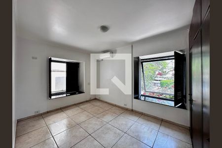 Casa à venda com 246m², 3 quartos e 3 vagas Casa à venda com 246m², 3 quartos e 3 vagasSuíte