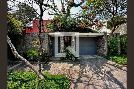Casa à venda com 246m², 3 quartos e 3 vagas Casa à venda com 246m², 3 quartos e 3 vagasFachada