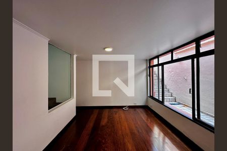 Casa à venda com 246m², 3 quartos e 3 vagas Casa à venda com 246m², 3 quartos e 3 vagasEscritório