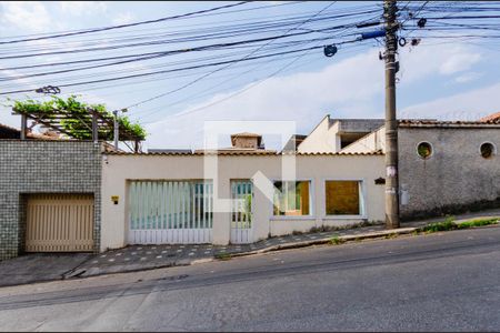Casa à venda com 400m², 3 quartos e 6 vagas Casa à venda com 400m², 3 quartos e 6 vagasFachada