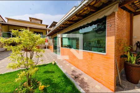 Casa à venda com 400m², 3 quartos e 6 vagas Casa à venda com 400m², 3 quartos e 6 vagasÁrea externa