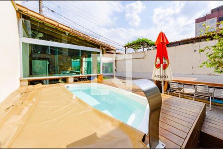 Casa à venda com 400m², 3 quartos e 6 vagas Casa à venda com 400m², 3 quartos e 6 vagasPiscina