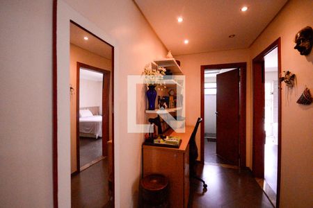 Casa à venda com 190m², 5 quartos e 1 vaga Casa à venda com 190m², 5 quartos e 1 vagaEscritório - Corredor de acesso aos quartos