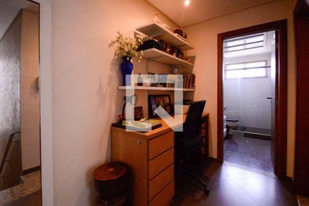 Casa à venda com 190m², 5 quartos e 1 vaga Casa à venda com 190m², 5 quartos e 1 vagaEscritório - Corredor de acesso aos quartos