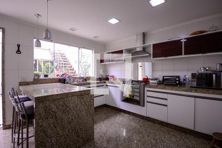 Casa à venda com 190m², 5 quartos e 1 vaga Casa à venda com 190m², 5 quartos e 1 vagaCozinha