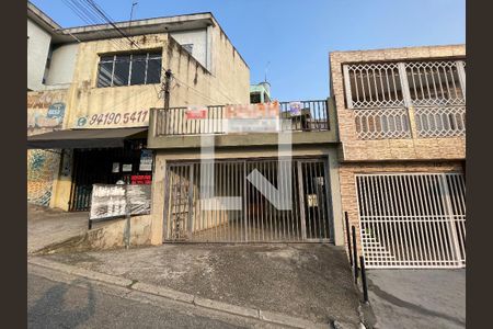 Casa à venda com 180m², 3 quartos e 2 vagas Casa à venda com 180m², 3 quartos e 2 vagasFachada