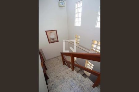 Casa à venda com 400m², 4 quartos e 4 vagasEscada