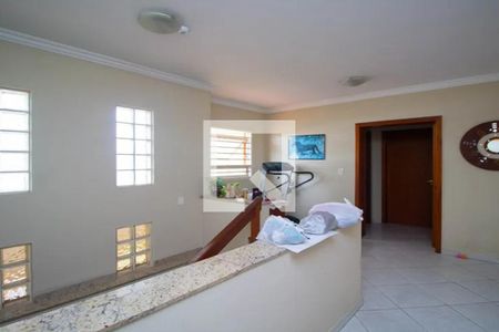 Casa à venda com 400m², 4 quartos e 4 vagasEscada