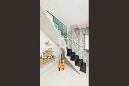 Apartamento à venda com 103m², 2 quartos e 1 vaga Apartamento à venda com 103m², 2 quartos e 1 vagaEscada