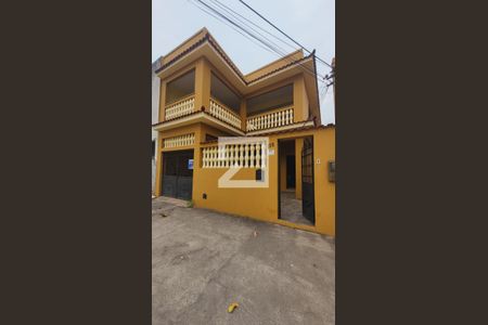 Casa à venda com 240m², 3 quartos e 3 vagas Casa à venda com 240m², 3 quartos e 3 vagasFachada
