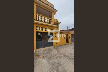 Casa à venda com 240m², 3 quartos e 3 vagas Casa à venda com 240m², 3 quartos e 3 vagasFachada