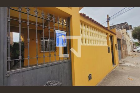 Casa à venda com 240m², 3 quartos e 3 vagas Casa à venda com 240m², 3 quartos e 3 vagasFachada