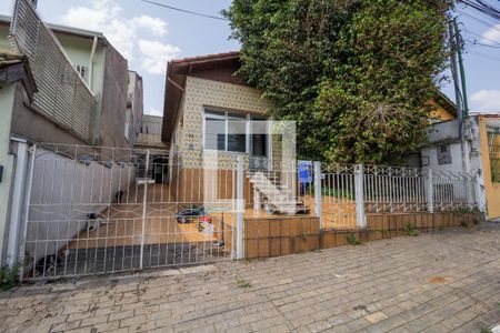 Casa à venda com 197m², 2 quartos e 3 vagas Casa à venda com 197m², 2 quartos e 3 vagasFachada