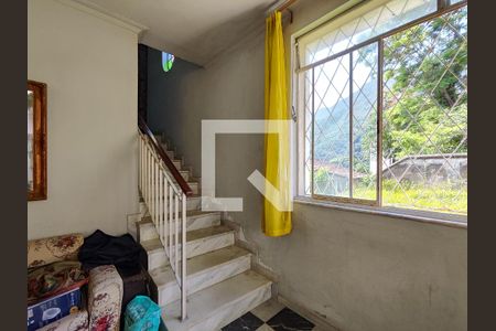Casa à venda com 300m², 4 quartos e 4 vagas Casa à venda com 300m², 4 quartos e 4 vagasEscada