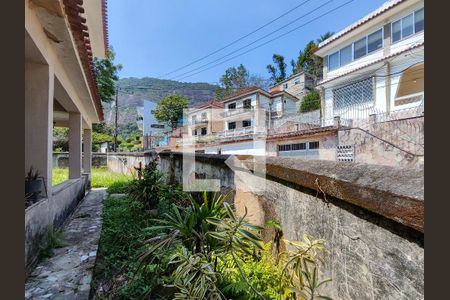 Casa à venda com 300m², 4 quartos e 4 vagas Casa à venda com 300m², 4 quartos e 4 vagasJardim