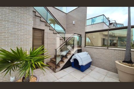 Apartamento à venda com 301m², 4 quartos e 3 vagas Apartamento à venda com 301m², 4 quartos e 3 vagasEscada