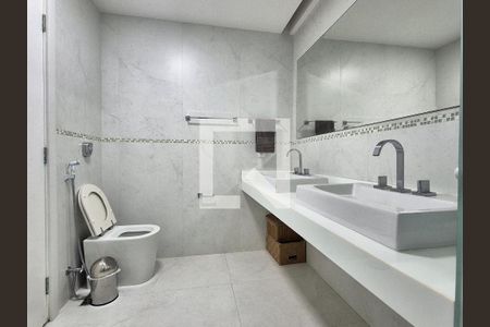 Apartamento à venda com 301m², 4 quartos e 3 vagas Apartamento à venda com 301m², 4 quartos e 3 vagasBanheiro da Suíte