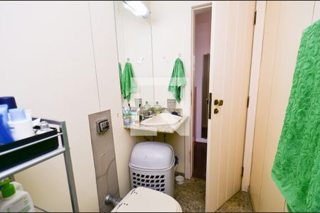 Casa para alugar com 660m², 4 quartos e 5 vagasBanheiro social