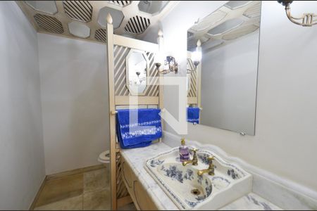 Casa para alugar com 660m², 4 quartos e 5 vagasBanheiro social