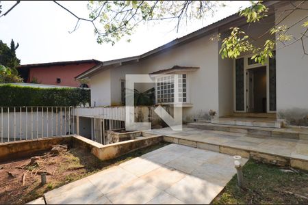 Casa para alugar com 660m², 4 quartos e 5 vagasEntrada da casa