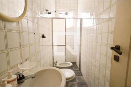 Casa para alugar com 660m², 4 quartos e 5 vagasBanheiro de serviço