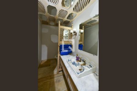 Casa para alugar com 660m², 4 quartos e 5 vagasBanheiro social