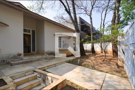 Casa para alugar com 660m², 4 quartos e 5 vagasEntrada da casa