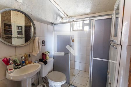 Casa à venda com 379m², 4 quartos e 4 vagasBanheiro da Suíte 3 na Casa de Fundos