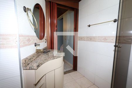 Casa à venda com 325m², 5 quartos e 6 vagasBanheiro da Suíte 2