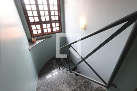 Casa à venda com 325m², 5 quartos e 6 vagasEscadas