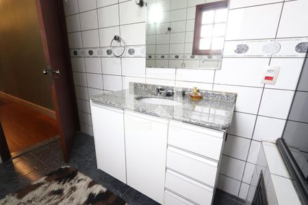 Casa à venda com 325m², 5 quartos e 6 vagasBanheiro Social