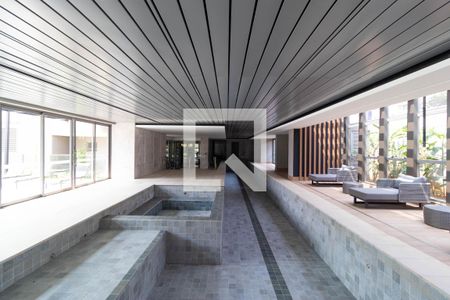 Apartamento à venda com 317m², 4 quartos e 4 vagas Apartamento à venda com 317m², 4 quartos e 4 vagasÁrea comum - Piscina coberta