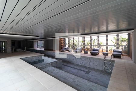 Apartamento à venda com 317m², 4 quartos e 4 vagas Apartamento à venda com 317m², 4 quartos e 4 vagasÁrea comum - Piscina coberta