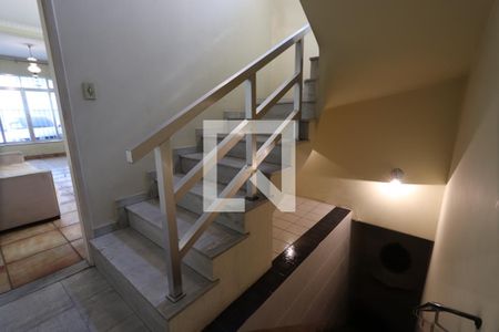 Casa à venda com 250m², 3 quartos e 2 vagasEscada