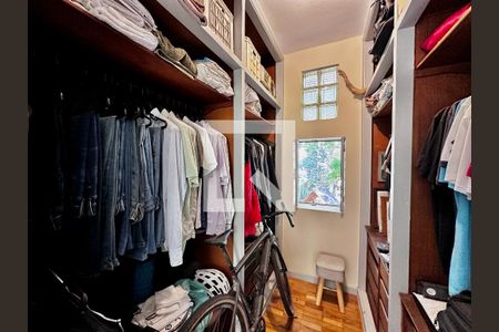 Casa à venda com 231m², 3 quartos e 4 vagas Casa à venda com 231m², 3 quartos e 4 vagasCloset Suíte
