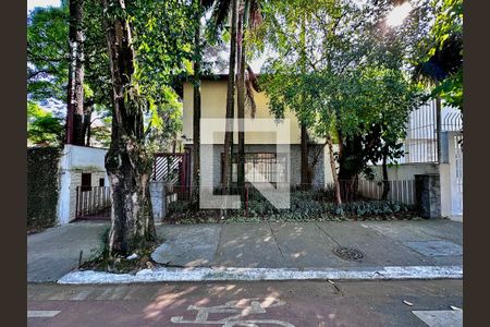 Casa à venda com 231m², 3 quartos e 4 vagas Casa à venda com 231m², 3 quartos e 4 vagasFachada