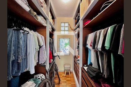 Casa à venda com 231m², 3 quartos e 4 vagas Casa à venda com 231m², 3 quartos e 4 vagasCloset Suíte