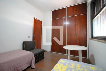 Casa à venda com 174m², 5 quartos e 4 vagasQuarto 2