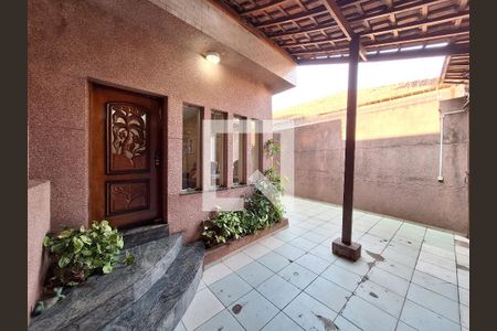 Casa à venda com 250m², 3 quartos e 4 vagas Casa à venda com 250m², 3 quartos e 4 vagasQuintal