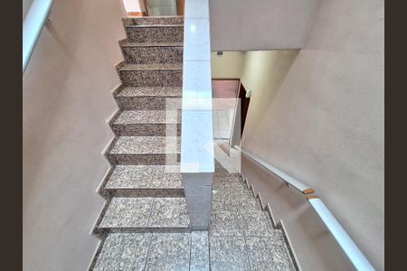 Casa à venda com 250m², 3 quartos e 4 vagas Casa à venda com 250m², 3 quartos e 4 vagasEscada