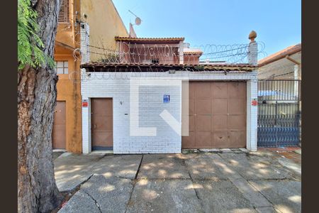 Casa à venda com 250m², 3 quartos e 4 vagas Casa à venda com 250m², 3 quartos e 4 vagasFachada