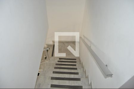 Casa de condomínio à venda com 180m², 4 quartos e 1 vagaEscada