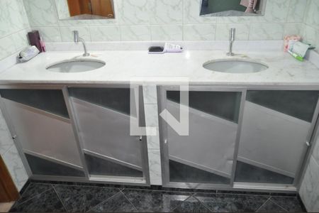 Casa de condomínio à venda com 180m², 4 quartos e 1 vagaBanheiro