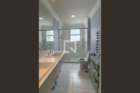 Apartamento à venda com 196m², 4 quartos e 3 vagasBanheiro da Suíte 1