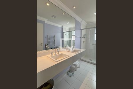 Apartamento à venda com 196m², 4 quartos e 3 vagasBanheiro da Suíte 1