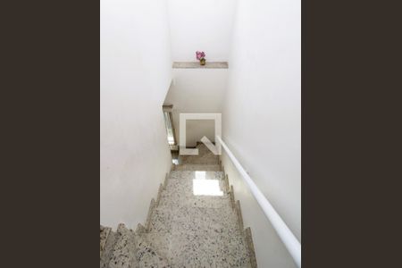 Casa de condomínio para alugar com 55m², 2 quartos e 1 vagaSala - Escada